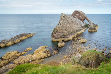 Bow Fiddle Rock, İskoçya'nın kuzey-doğu kıyısında Portknockie yakınlarındaki doğal deniz kemeri.