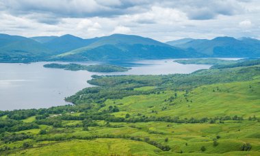 Conic Hill Panoramik görüş, Balmaha, Stirling konsey alanında Loch Lomond doğu kıyısında köy, İskoçya.