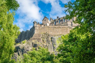 Princes Street Gardens, İskoçya'dan görüldüğü gibi bir yaz öğleden sonra Edinburgh Kalesi.