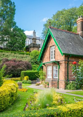 Büyük Teyze Lizzie's House Princes Street Gardens güneşli bir yaz öğleden sonra. Edinburgh, İskoçya