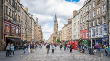 Edinburgh ünlü Royal Mile bir yaz öğleden sonra, İskoçya. Haziran-29-2017