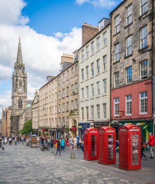 Edinburgh ünlü Royal Mile bir yaz öğleden sonra, İskoçya. Haziran-29-2017