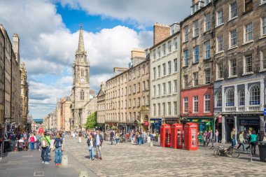 Edinburgh ünlü Royal Mile bir yaz öğleden sonra, İskoçya. Haziran-29-2017