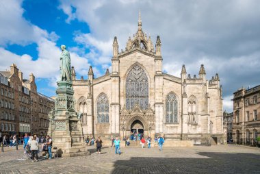 Bir yaz öğleden sonra Edinburgh St Giles Katedrali ana cephe. İskoçya, 28 Haziran-2017