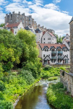 Edinburgh, İskoçya'da güneşli bir öğleden sonra doğal Dean Village.