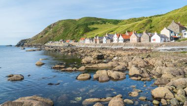 Crovie 'de güneşli öğleden sonra, Aberdeenshire 'da küçük bir köy, Iskoçya.