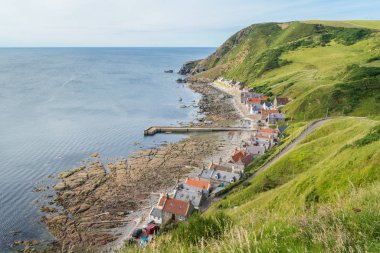Crovie 'de güneşli öğleden sonra, Aberdeenshire 'da küçük bir köy, Iskoçya.