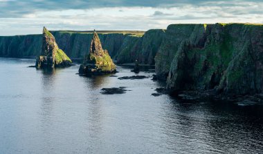 Duncansby Head, Caithness, İskoçya 'nın manzaralı uçurumları ve yığınları.