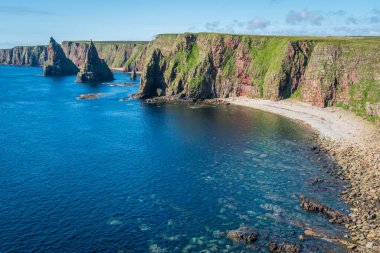 Duncansby Head, Caithness, İskoçya 'nın manzaralı uçurumları ve yığınları.