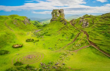 Ünlü Fairy Glen, Iskoçya 'daki Skye Adası 'nda UİG köyünün üstündeki tepelerde yer alan.