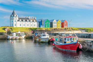 Güneşli bir öğleden sonra John o 'Groats renkli binalar, Caithness ilçe, Iskoçya.