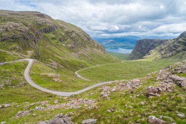 Bealach na ba bakış açısı, Wester Ross, Iskoç Higlands Applecross yarımadasında yakın manzaralı manzara.