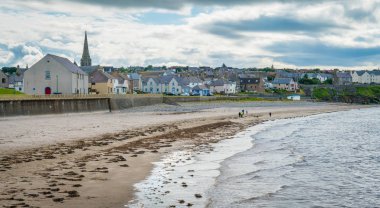 Bulutlu bir yaz öğleden sonra Thurso Plajı, Caithness, Iskoçya.