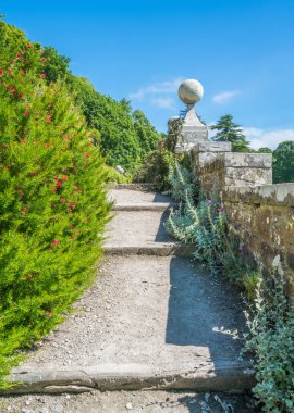 Güneşli bir günde güzel Dunrobin Kalesi, Sutherland İlçesi, Iskoçya.