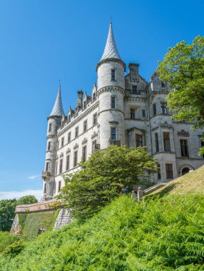 Güneşli bir günde güzel Dunrobin Kalesi, Sutherland İlçesi, Iskoçya.