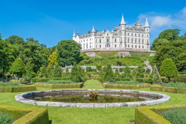 Güneşli bir günde güzel Dunrobin Kalesi, Sutherland İlçesi, Iskoçya.