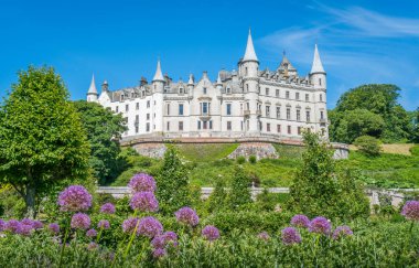 Güneşli bir günde güzel Dunrobin Kalesi, Sutherland İlçesi, Iskoçya.