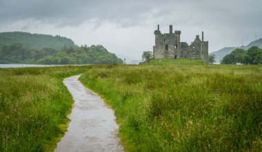 Yağmurlu bir İskoç sabahı Kilchurn Kalesi, Loch Awe yakınındaki kalıntılar, Argyll ve Bute, Iskoçya.