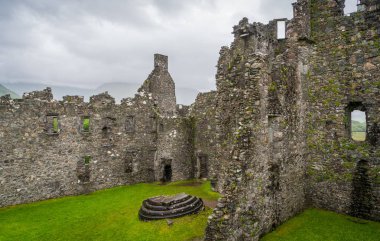 Yağmurlu bir İskoç sabahı Kilchurn Kalesi, Loch Awe yakınındaki kalıntılar, Argyll ve Bute, Iskoçya.