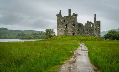Yağmurlu bir İskoç sabahı Kilchurn Kalesi, Loch Awe yakınındaki kalıntılar, Argyll ve Bute, Iskoçya.