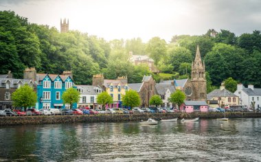 Bir yaz gününde Tobermory, Iskoç Iç Hebrides içinde Mull Adası başkenti.