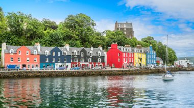 Bir yaz gününde Tobermory, Iskoç Iç Hebrides içinde Mull Adası başkenti.