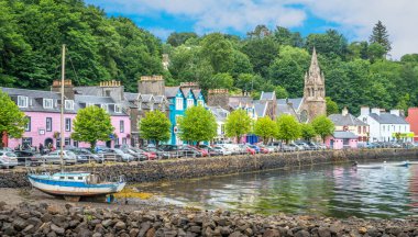 Bir yaz gününde Tobermory, Iskoç Iç Hebrides içinde Mull Adası başkenti.