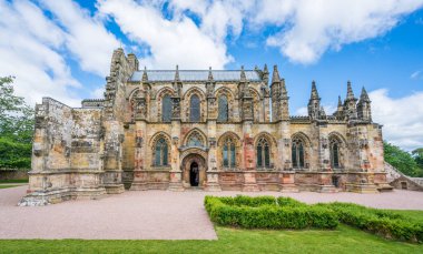 Rosslyn Chapel güneşli bir yaz gününde, Roslin, Midlothian, Iskoçya köyünde yer almaktadır. Haziran-25-2017