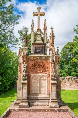 Rosslyn Chapel güneşli bir yaz gününde, Roslin, Midlothian, Iskoçya köyünde yer almaktadır. Haziran-25-2017