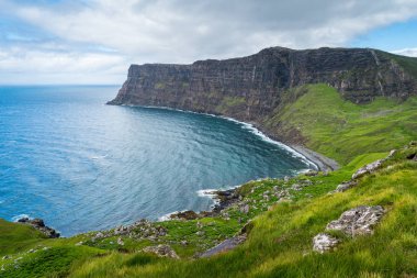 Skye Adası, Iskoçya Neist Point yakınında manzaralı kayalıklar.