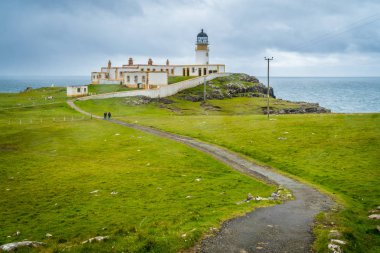 Neist Point Lighthouse ve Skye Adası, Iskoçya 'da kayalıkların manzaralı manzarası.