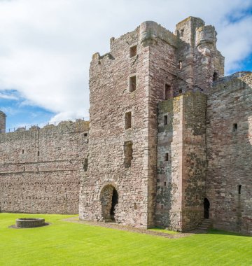 Tantallon Kalesi, Kuzey Berwick 'in 5 km doğusunda, Doğu Lothian 'da, Iskoçya 'da yer alan 14. yüzyıl ortası yarı harap.