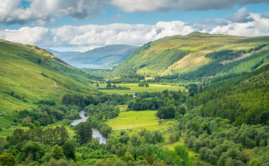 Arka planda Loch Broom ile Corrieshalloch Gorge Ulusal doğa rezervi panoramik görünümü. Iskoçya.