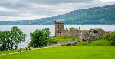 Iskoç Highlands Urquhart kale ve Loch Ness.