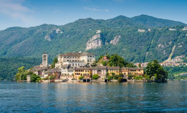 Orta Gölü 'nde San Giulio Adası manzaralı manzara, Piedmont, Italya.