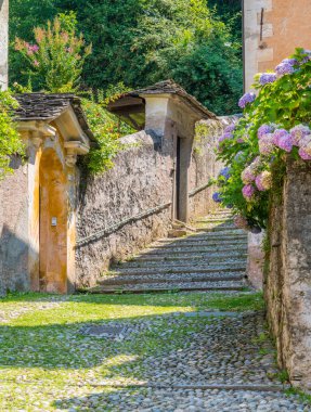 Orta San Giulio manzaralı manzara, Orta Gölü 'ndeki güzel köy, Piedmont (Piemonte), Italya.