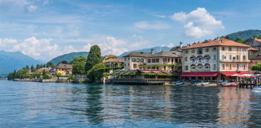 Orta San Giulio manzaralı manzara, Orta Gölü 'ndeki güzel köy, Piedmont (Piemonte), Italya.