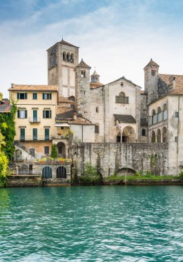 Orta Gölü 'nde San Giulio Adası manzaralı manzara, Piedmont, Italya.