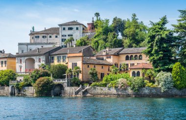 Orta Gölü 'nde San Giulio Adası manzaralı manzara, Piedmont, Italya.
