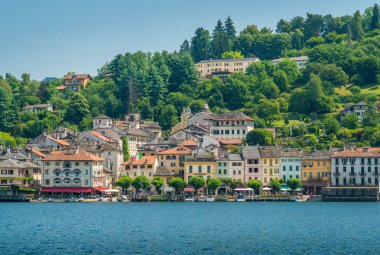 Orta San Giulio manzaralı manzara, Orta Gölü 'ndeki güzel köy, Piedmont (Piemonte), Italya.