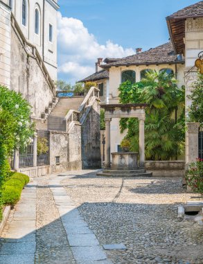 Orta Gölü 'Nün güzel San Giulio Adası 'nda manzaralı manzara, Piedmont, Italya.
