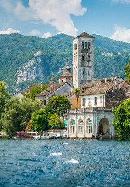 Orta Gölü 'nde San Giulio Adası manzaralı manzara, Piedmont, Italya.