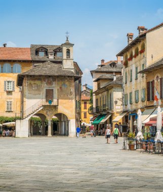 Orta San Giulio, Orta Gölü 'ndeki güzel köy, Piedmont (Piemonte), Italya. Temmuz-20-2018