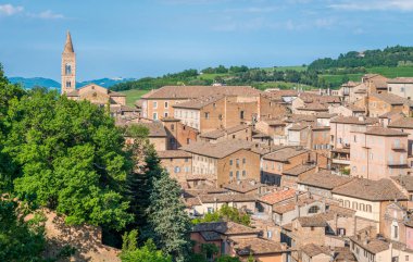 Italya 'nın Marche bölgesinde Urbino, şehir ve dünya mirası sitesi 'nde panoramik görüş.