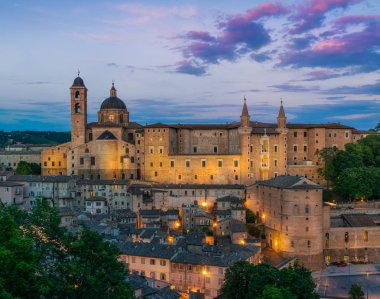 Italya 'nın Marche bölgesinde gün batımı, şehir ve dünya mirası alanı 'nda Urbino 'da Panorama.