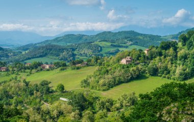 Italya 'nın Marche bölgesinde, Urbino, şehir ve dünya mirası alanı 'nı çevreleyen tepelerin panoramik manzarası.
