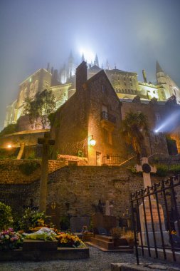 Mont Saint Michel, Normandy, Fransa sisli akşam.