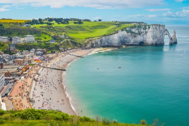 Normandiya, Fransa 'da Etretat panoramik manzarası.