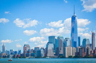 Ellis Adası Rıhtımı 'ndan New York şehir manzarası. Amerika Birleşik Devletleri.