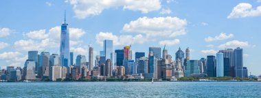 Ellis Adası Rıhtımı 'ndan New York şehir manzarası. Amerika Birleşik Devletleri.